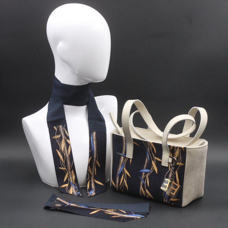 borsa-a-spalla-e-foulard-in-seta-beige Borsa a spalla e foulard in seta beige