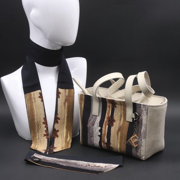 Borsa a spalla in camoscio beige e seta con stampa floreale