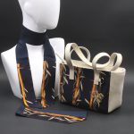 Borsa a spalla in camoscio beige e seta con tonalità blu e giallo