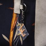 Borsa a spalla in camoscio beige e seta con tonalità blu e giallo