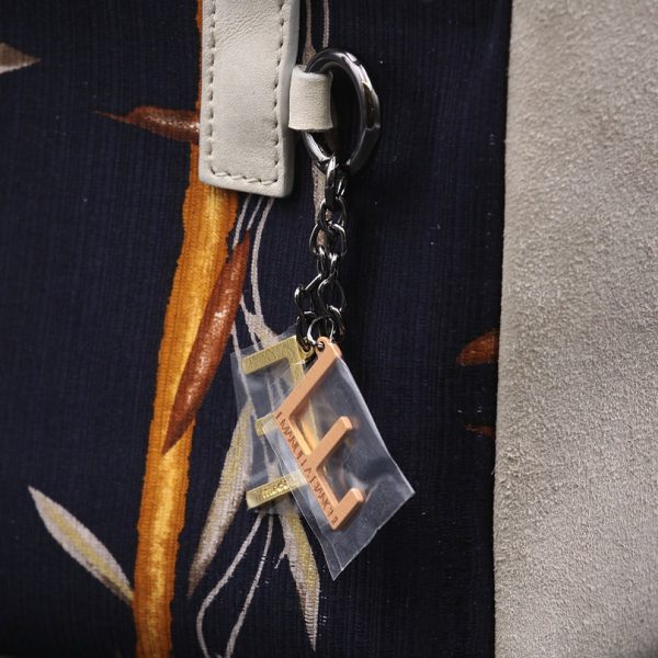 Borsa a spalla in camoscio beige e seta con tonalità blu e giallo