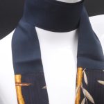 Borsa a spalla in camoscio beige e seta con tonalità blu e giallo