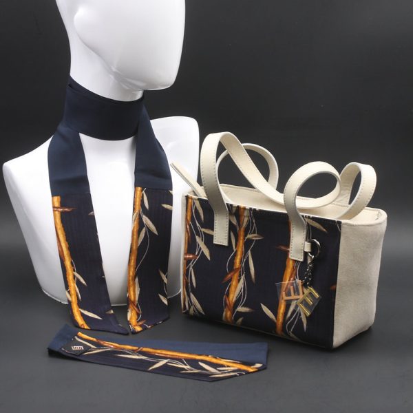 Borsa a spalla in camoscio beige e seta con tonalità blu e giallo
