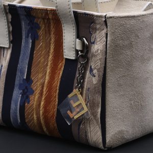 Borsa a spalla in camoscio e seta beige
