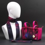 Borsa a spalla in camoscio e seta con tonalità fucsia e blu