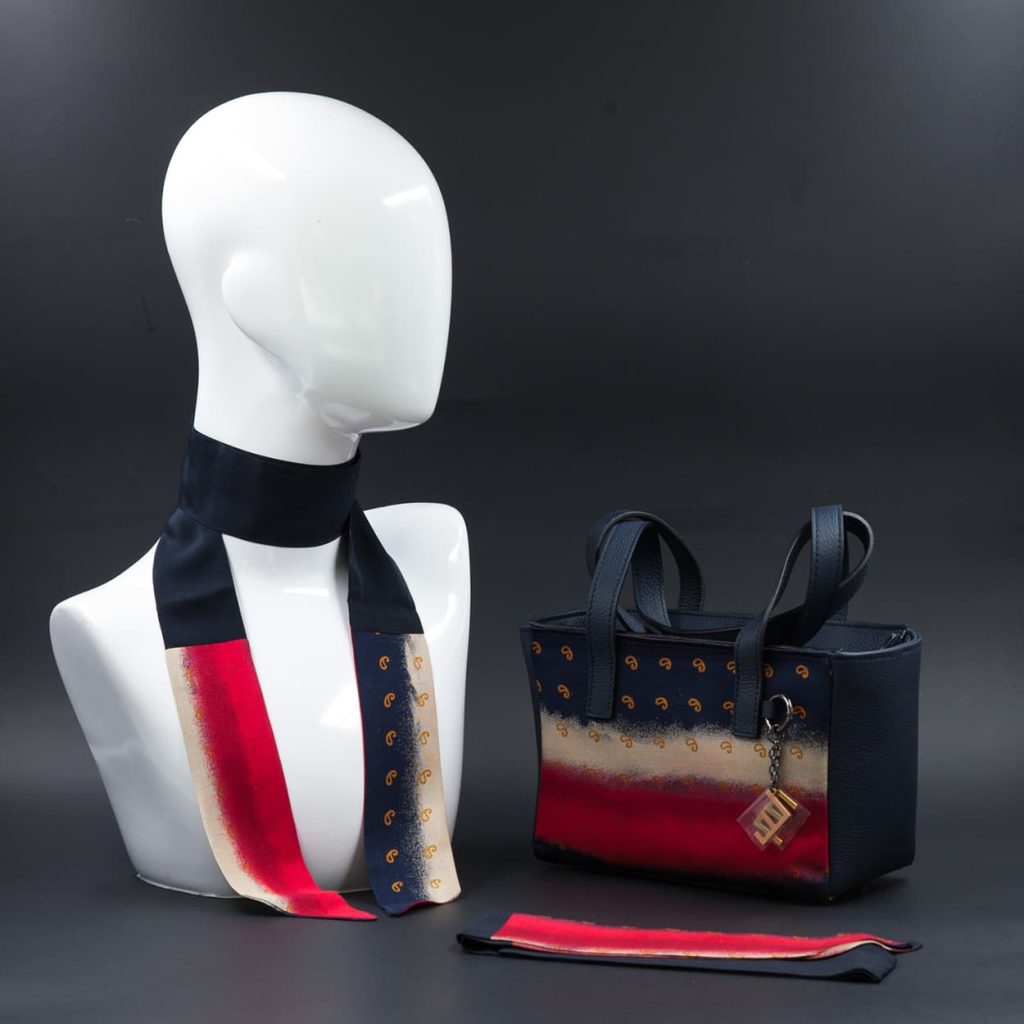 Borsa a spalla in camoscio e seta rosso