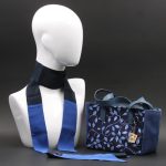 Borsa a spalla in camoscio e seta stampa floreale blu