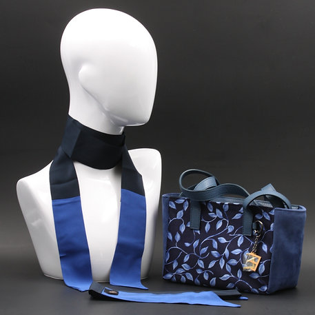 Borsa a spalla in camoscio e seta stampa floreale blu