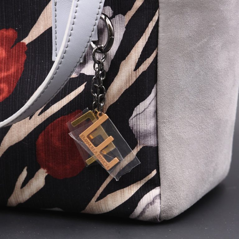 Borsa a spalla in camoscio grigio chiaro e con tonalità nera e rossa