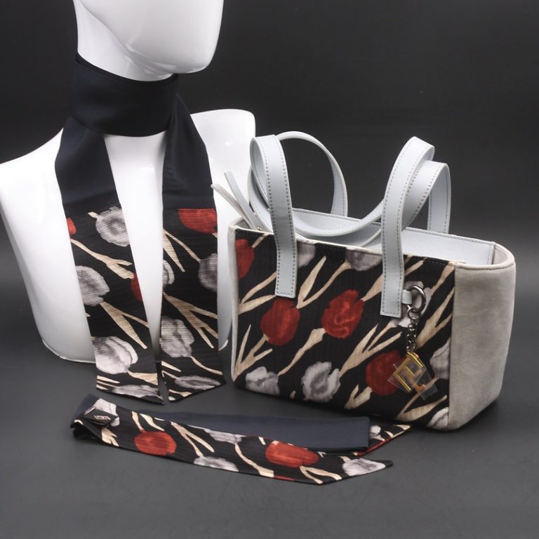 Borsa a spalla in camoscio grigio chiaro e con tonalità nera e rossa