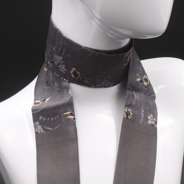 Borsa a spalla in camoscio grigio chiaro e seta con stampa floreale