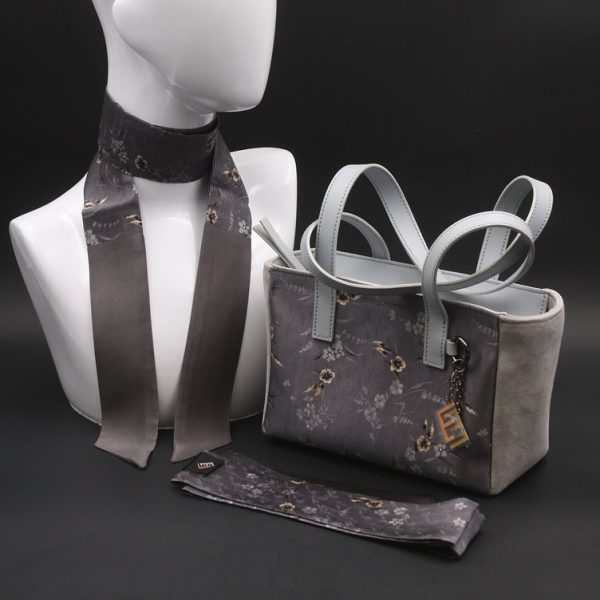 Borsa a spalla in camoscio grigio chiaro e seta con stampa floreale