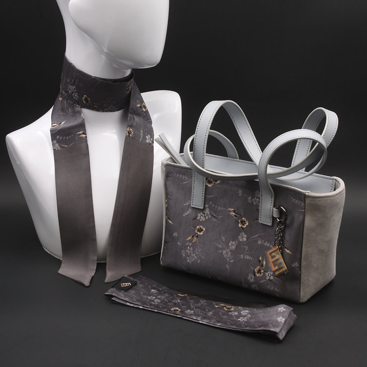Borsa a spalla in camoscio grigio chiaro e seta con stampa floreale