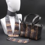 Borsa a spalla in camoscio grigio e seta con tonalità marroni e grigie