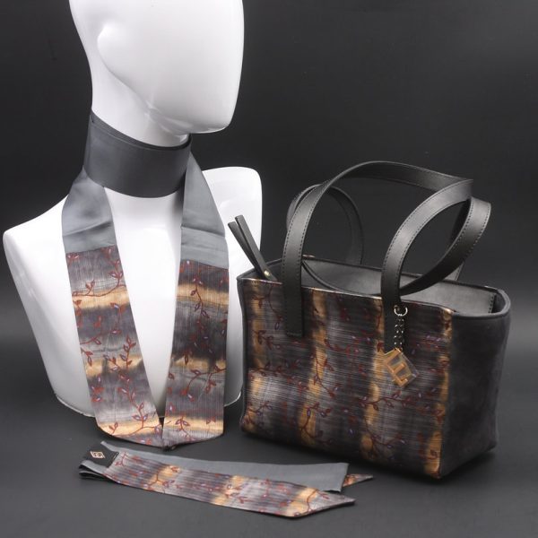 Borsa a spalla in camoscio grigio e seta con tonalità marroni e grigie