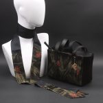 Borsa a spalla in camoscio nero e con stampa floreale