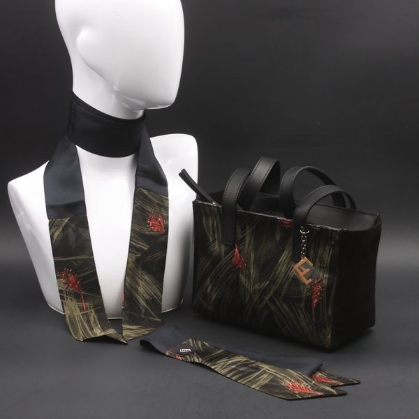 Borsa a spalla in camoscio nero e con stampa floreale