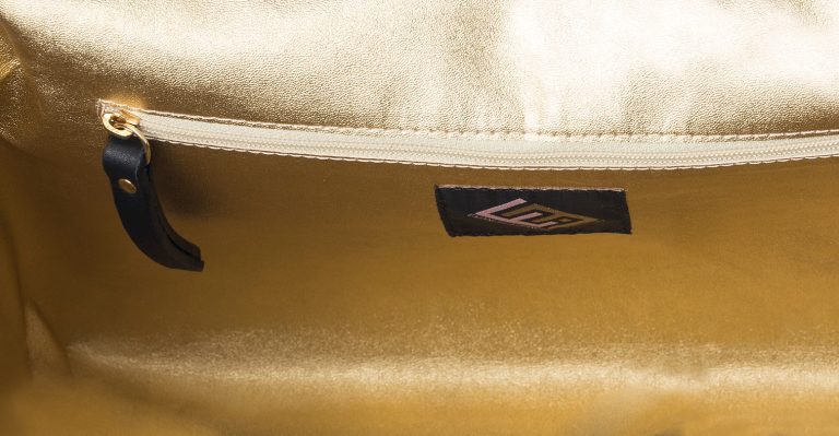 borsa-a-spalla-in-camoscio-nero-e-foulard-con-stampa-geometrica-4