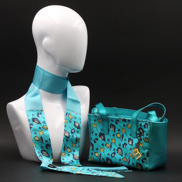 Borsa a spalla in pelle e seta azzurra
