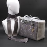 Borsa grigia con foulard abbinato