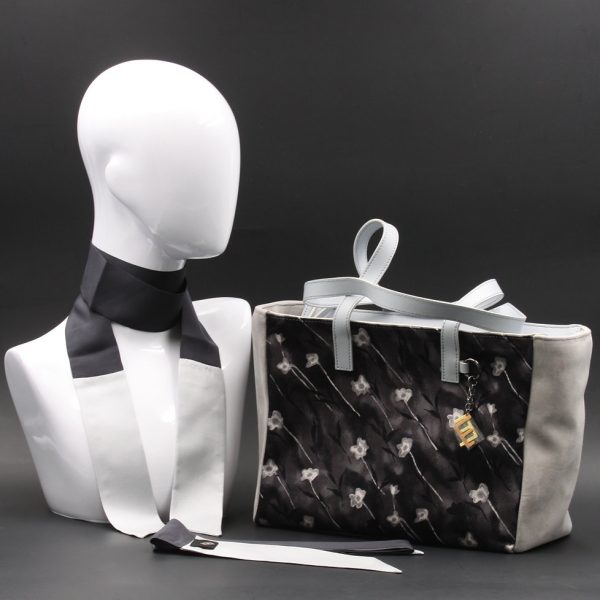 Borsa in camoscio grigio chiaro da giorno