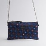 Borsa in seta blu con catenella e stampa geometrica