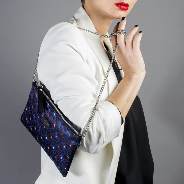 Borsa in seta blu con catenella e stampa geometrica