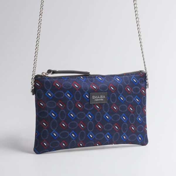 Borsa in seta blu con catenella e stampa geometrica