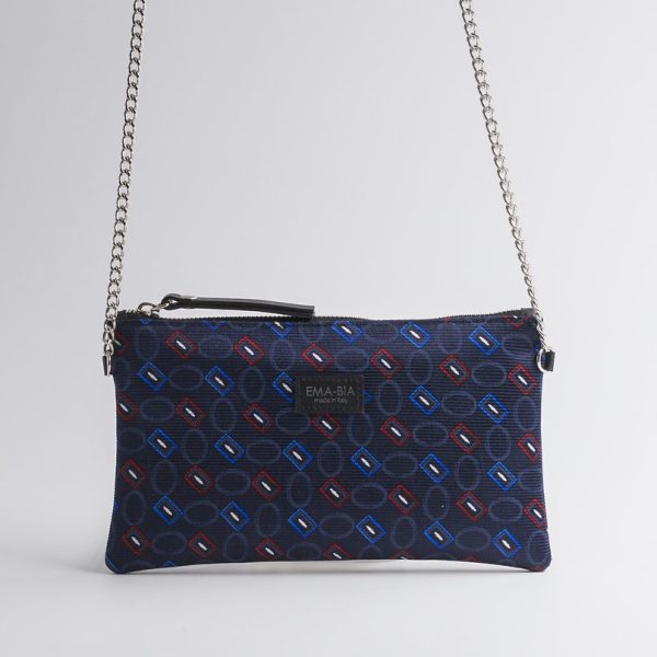 Borsa in seta blu con catenella e stampa geometrica