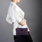Borsa in seta blu e rossa con catenella