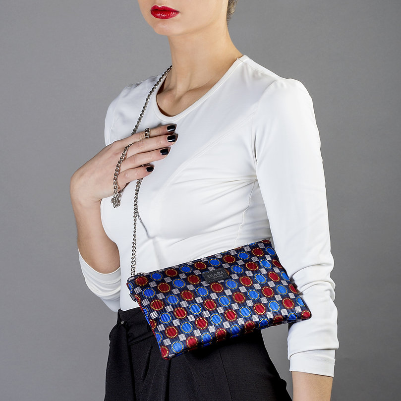 Borsa in seta con catena e stampa geometrica