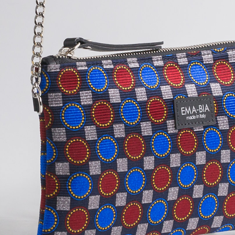 Borsa in seta con catena e stampa geometrica