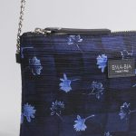 Tasche aus Seide mit blauem Blumendruck