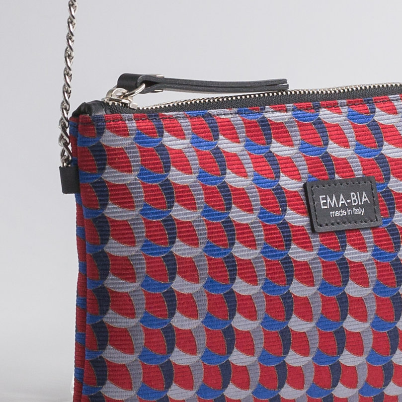 Tasche-in-Seide-rot-mit-Kette-4 Tasche aus roter Seide mit Kette