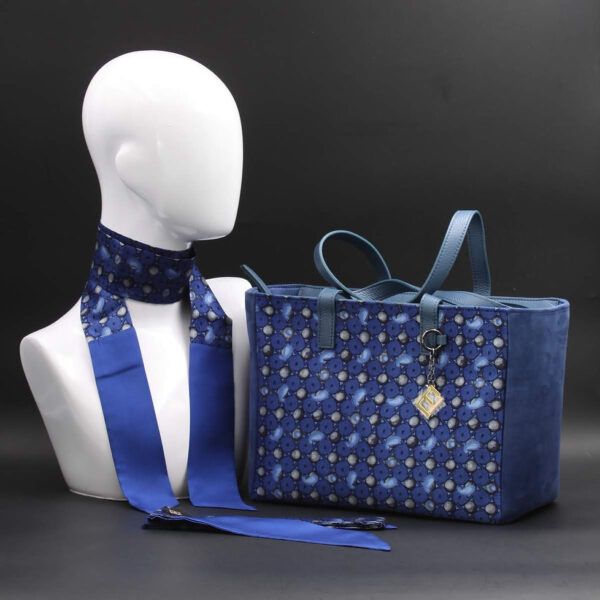 Borsa scamosciata blu da giorno e seta