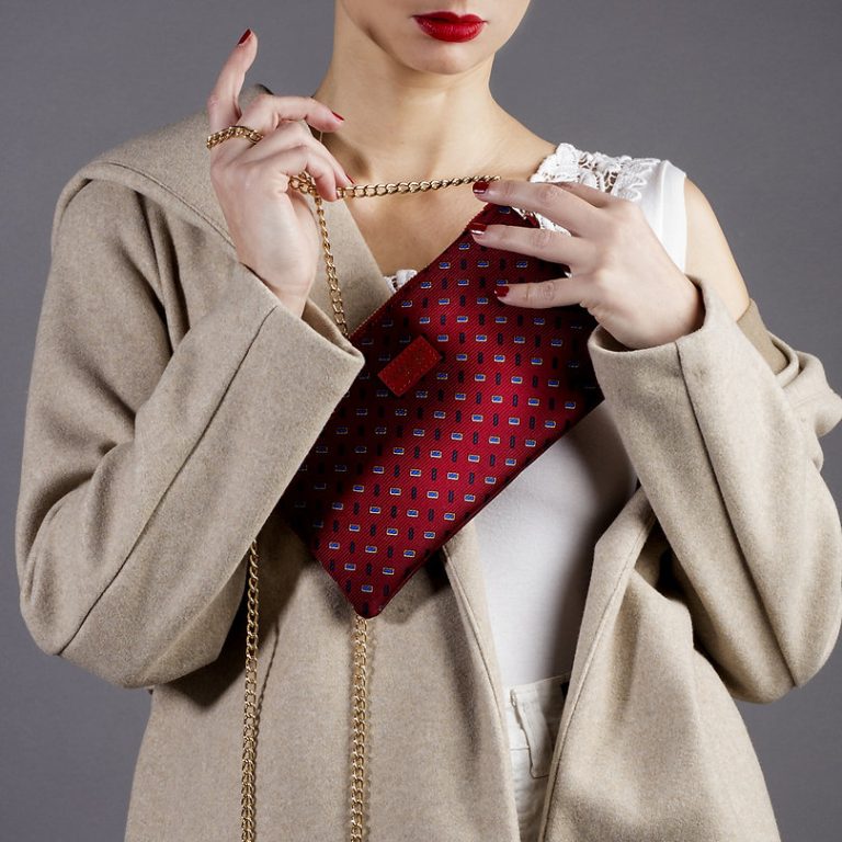 Handtasche-mit-Kette-e-print-geometrisch-ton-sur-ton-rot-2 Handtasche mit Kette und Ton-sur-Ton-Print in Rot