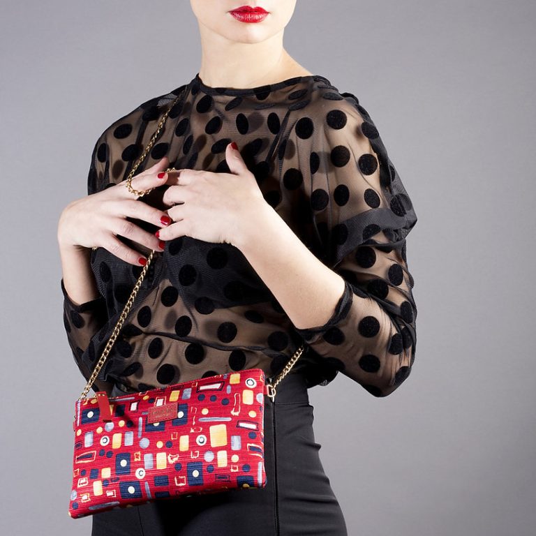Handtasche-in-Seide-mit-Kette-und-Print-Fantasie-ton-sur-ton-rot-2 Seidentasche mit Kette und rotem ton-sur-ton gemustertem Print