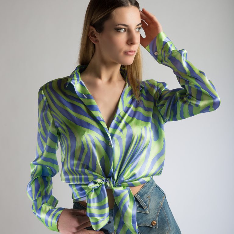 shirt-in-silk-aurora-green-wear camicia in seta aurora verde indossata
