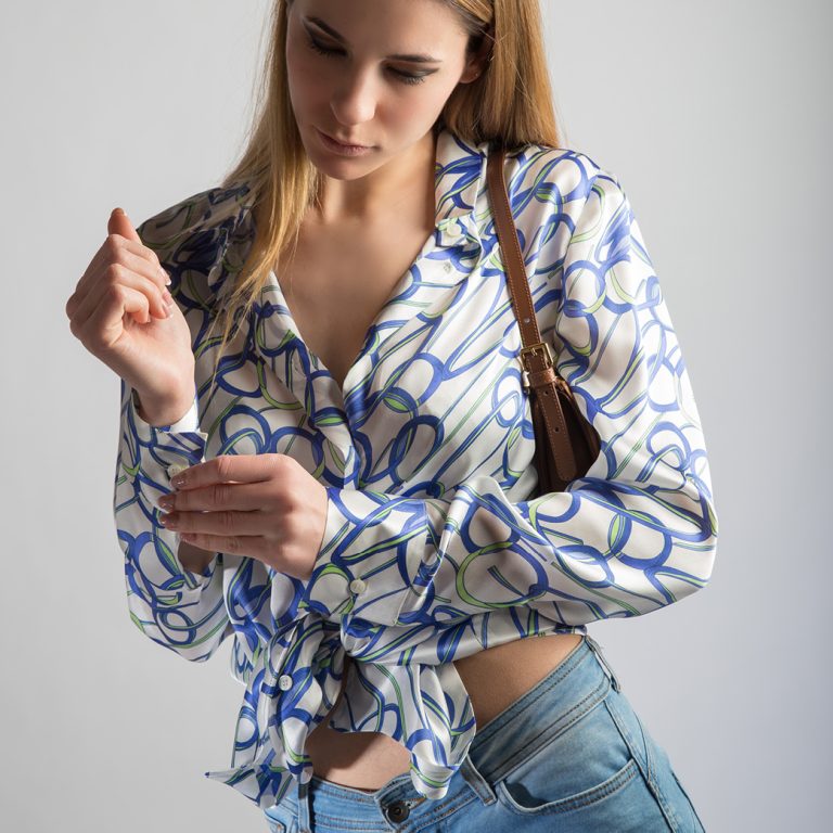 camicia-in-seta-con-stampa-a-cerchio-indossata camicia in seta con stampa a cerchio indossata
