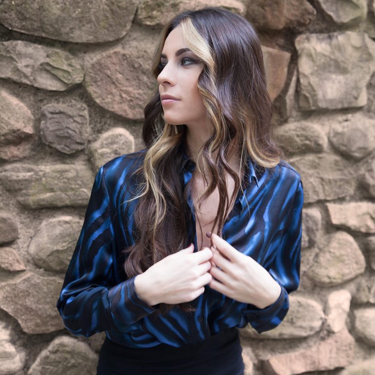 camicia-in-seta-maculata-blu-e-nero-indossata