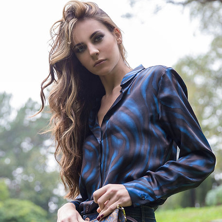 camicia in seta maculata blu indossata