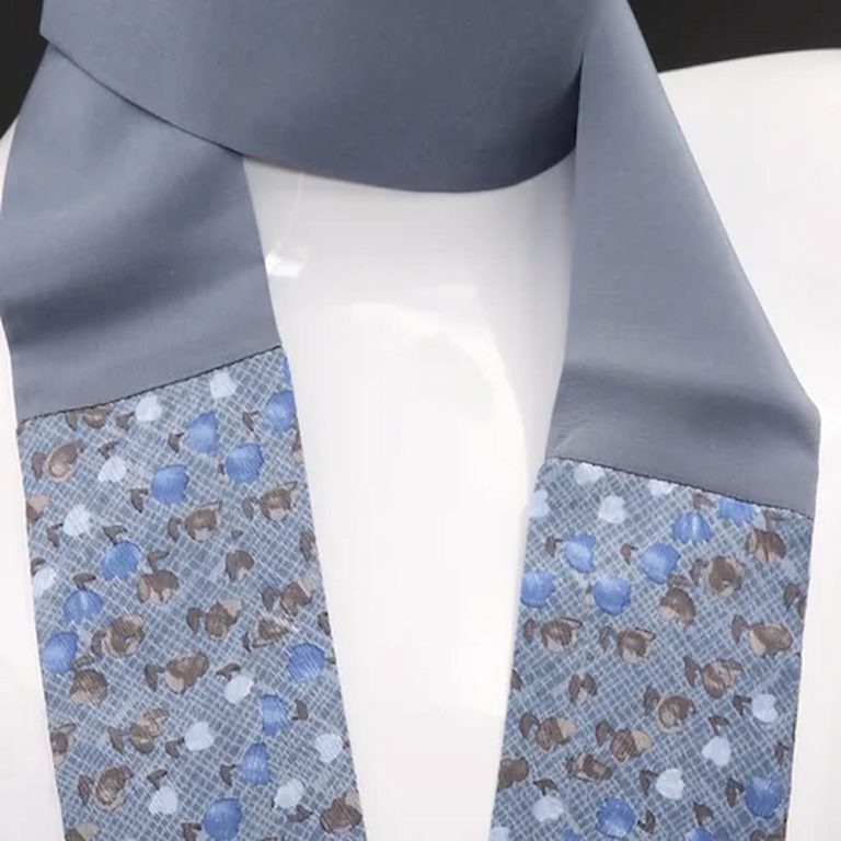 foulard blu in seta con stampa floreale stilizzata 2023 foulard blu in seta con stampa floreale stilizzata
