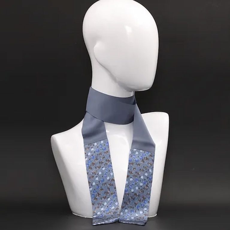 foulard blu in seta con stampa floreale stilizzata foulard blu in seta con stampa floreale stilizzata