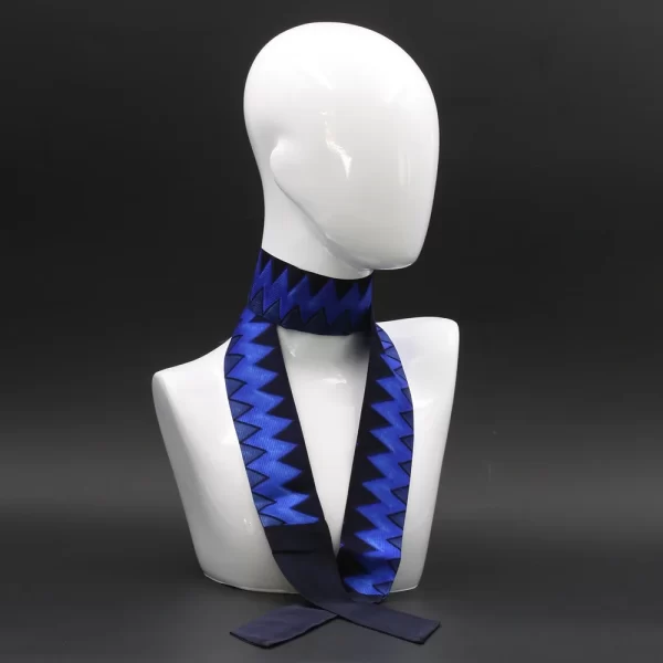 foulard-in-seta-blu-con-stampa-geometrica