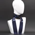 Foulard in seta blu con stampa stilizzata