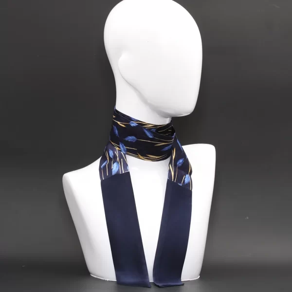 Foulard in seta blu con stampa stilizzata