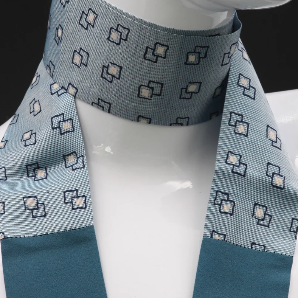 foulard-in-silk-blue-with-print