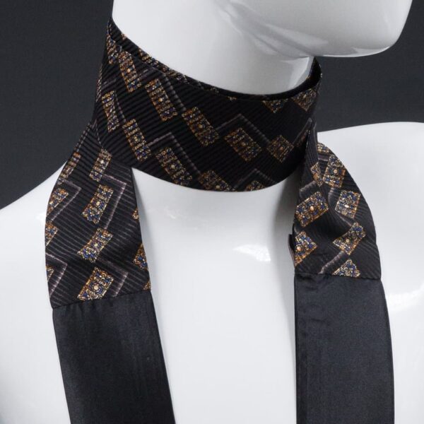 Foulard nero abbinato a borsa da giorno