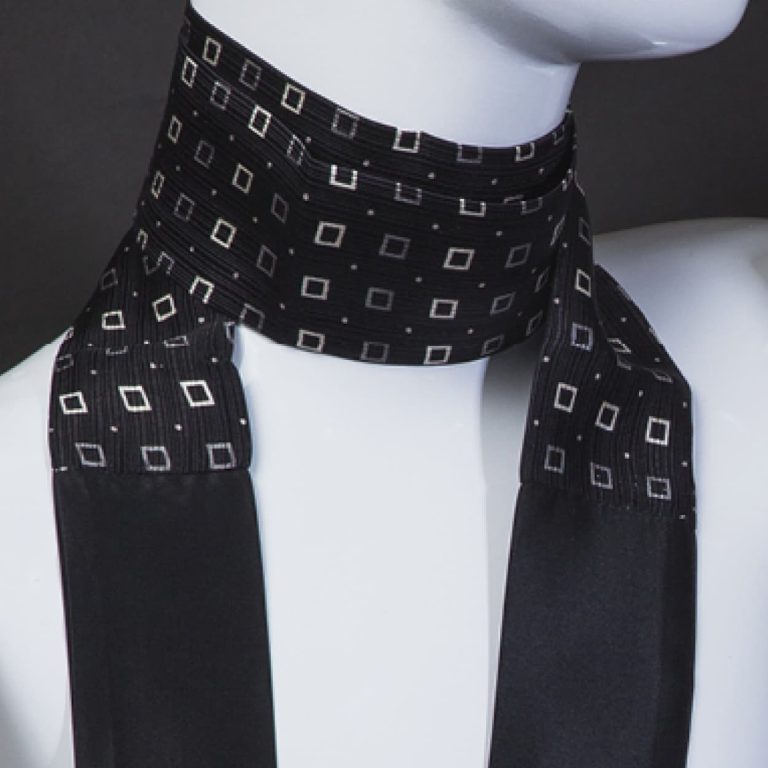 Foulard nero con fantasia geometrica con borsa nera