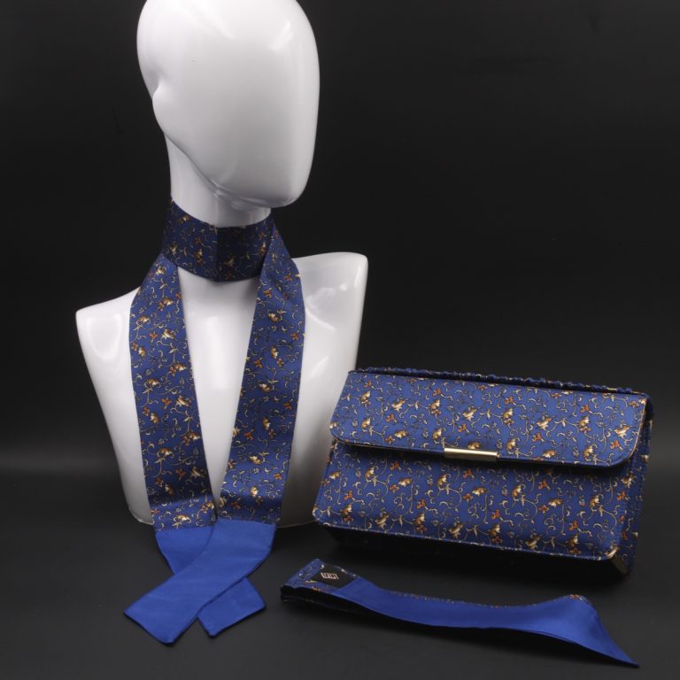 Kit Clutch in seta con pochette blu Kit Clutch in seta con pochette blu